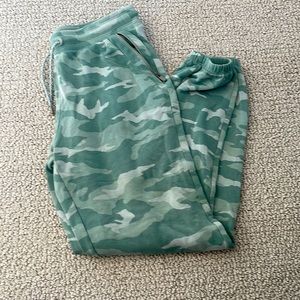 Athleta green camo girls sweat pant size XL 14